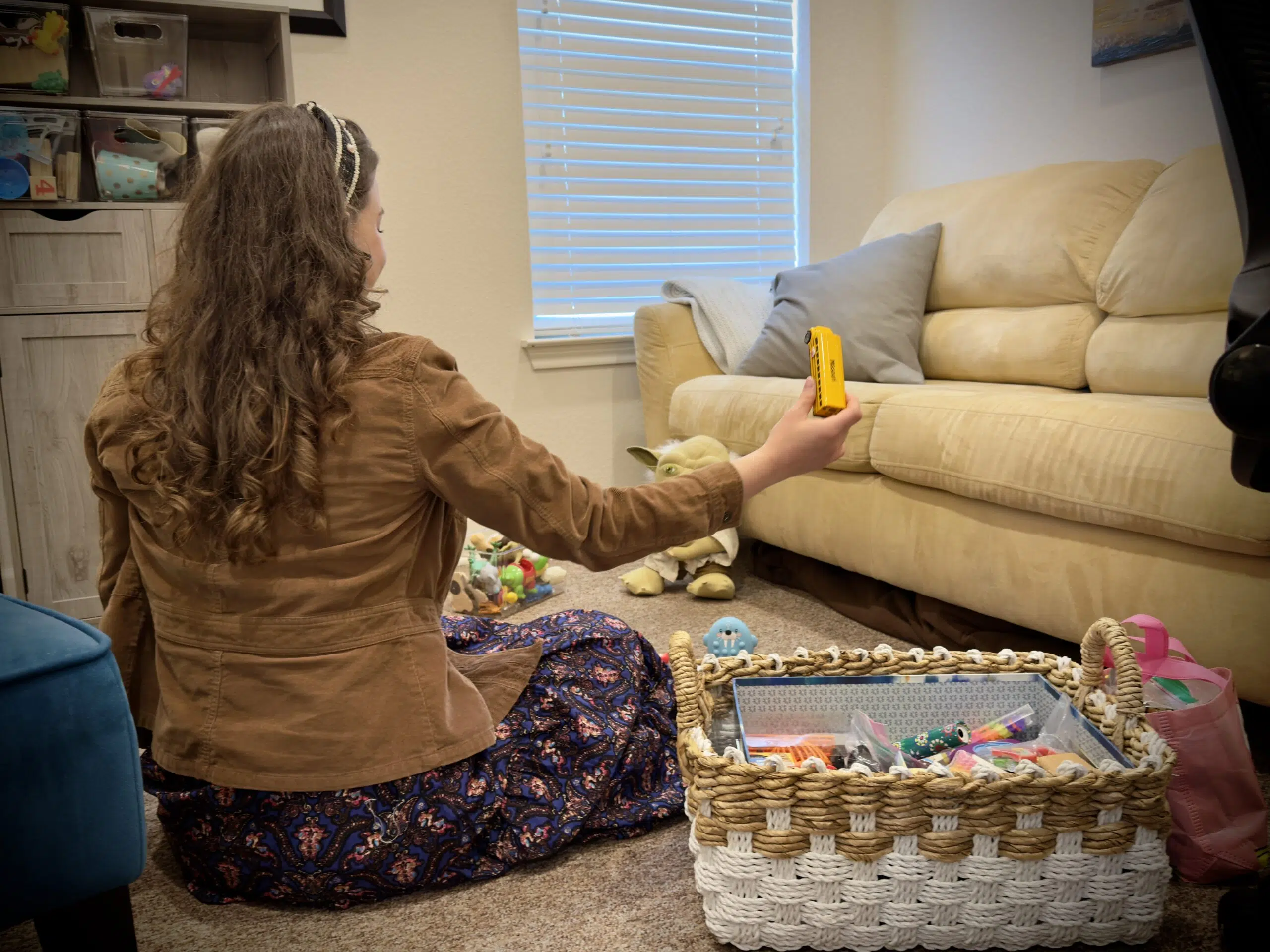 SabinaFloorBusInHand scaled